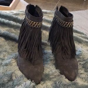Stuart Weitzman gray fringe suede booties, heel and chain gold hardware, nwot, 9
